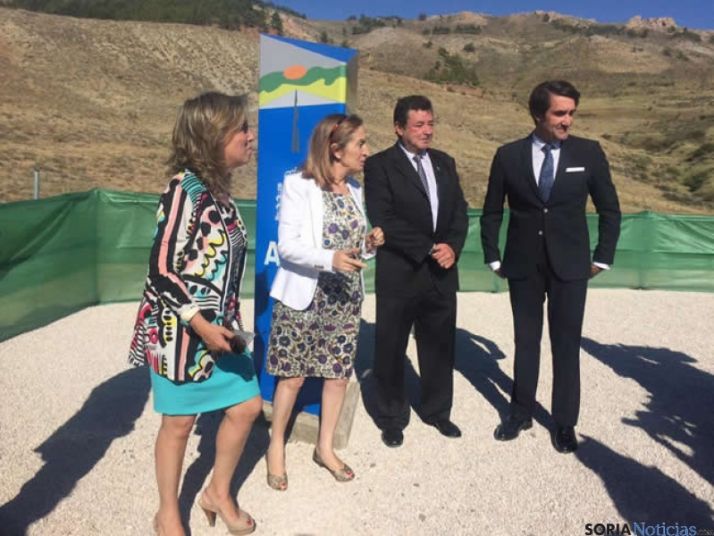 Ana Pastor y miembros del PP en la inauguración