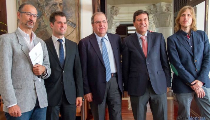 Herrera (ctro.) con los portavoces de los grupos políticos firmantes. / Jta.