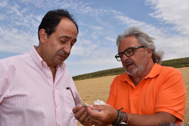 Santonja muestra a López una de las piezas encontradas. / Jta.