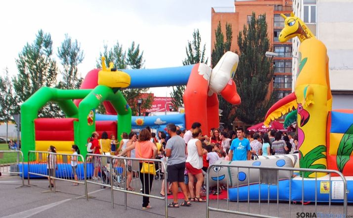 Castillos hinchables en La Barriada. / SN