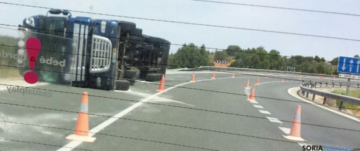 Camión volcado en El Temeroso
