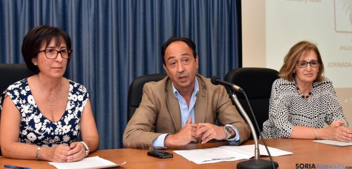 El delegado de la Junta en Soria, flanqueado por Lacarta (izda.) y Herrero. 