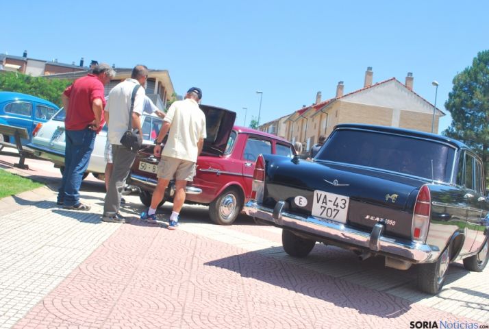 Coches antiguos en Camaretas este sábado. / SN