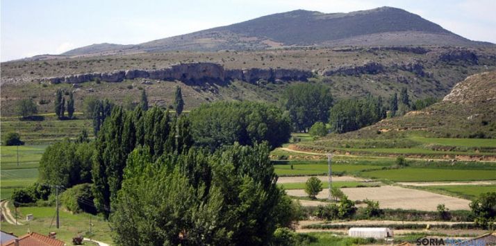 La vega del Añamaza, a su paso por Dévanos, bajo el cerro de San Blas. 