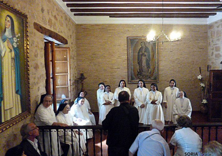El grupo de viajeros en el monasterio concepcionista de Estella./GTSMJ