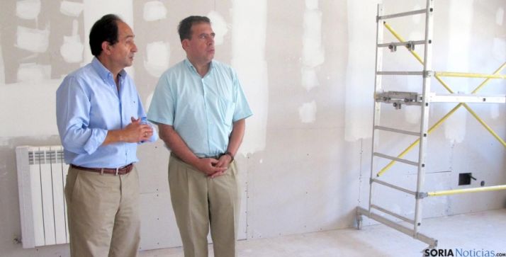 Manuel López (izda.) y Javier Barrio, en las obras del IES Virgen del Espino. / Jta.