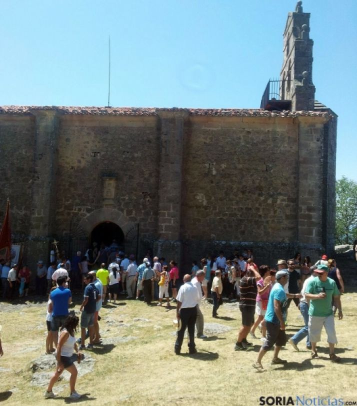 Calurosa la jornada de devoción en El Royo. / SN