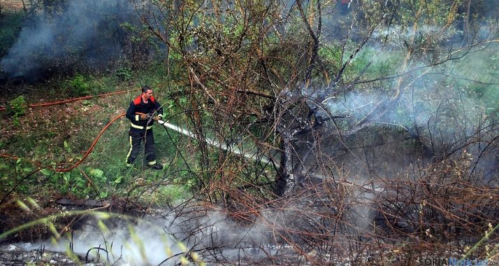 Un bombero sofoca un fuego en las inmediaciones de la capital. / SN