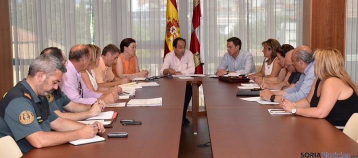 El delegado de la Junta en Soria, en la reunión con responsables de las administraciones. 