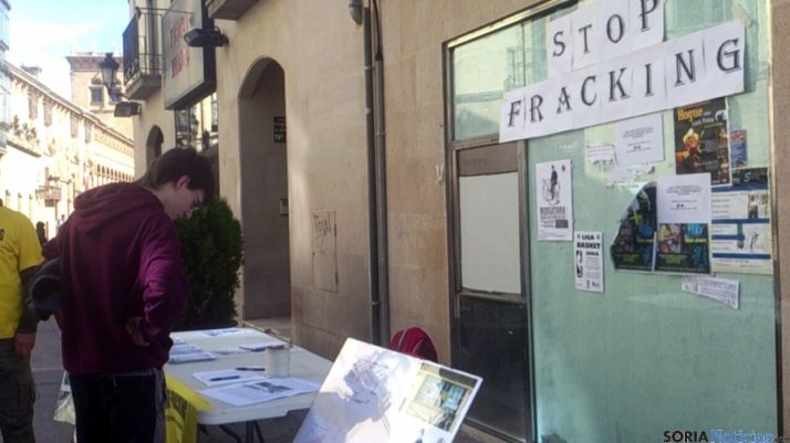 Imagen de archivo de una mesa de Desarrollo Verde sobre el fracking. / SN