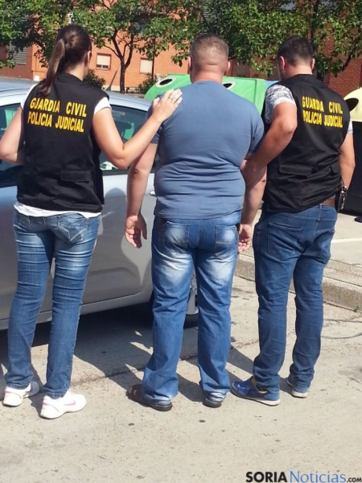 Uno de los detenidos custodiado por agentes del orden.