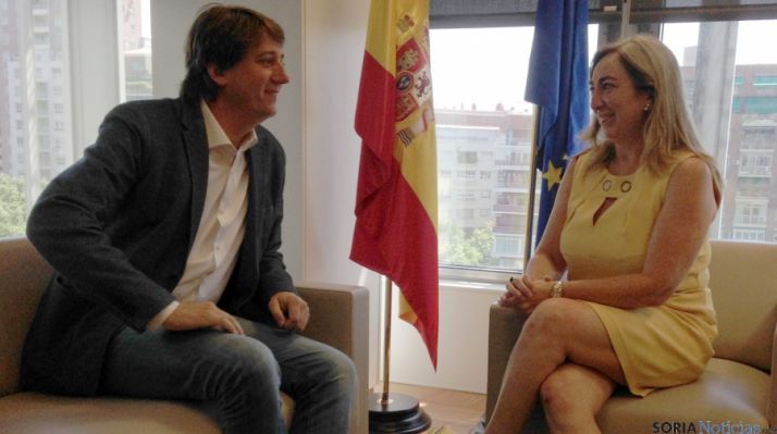 El alcalde en su reunión con la directora general de SEPES.  / Ayto.