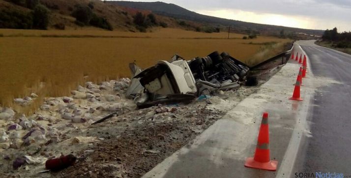 El camión, tras el accidente. / SN