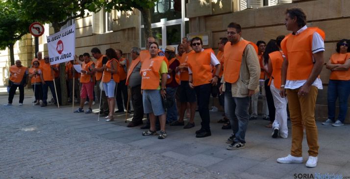 Empleados de la ONCE en Soria, este lunes ante la Subdelegación del Gobierno. / SN