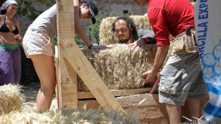 Labores de bioconstrucción en Conquezuela.