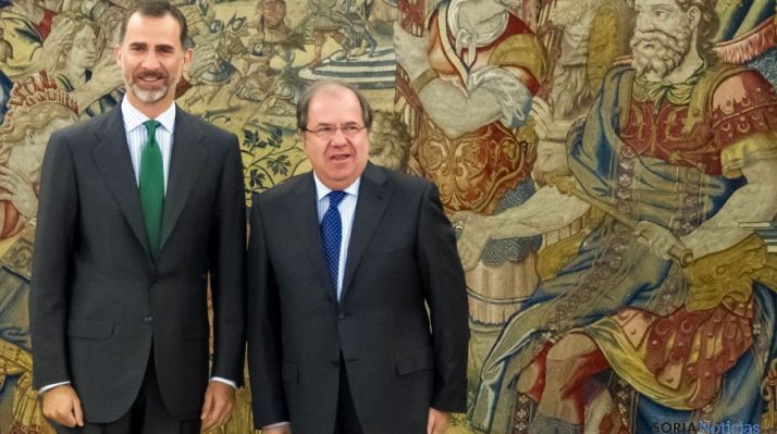 Su Majestad el Rey con el presidente de Castilla y León en la Zarzuela. / Jta.