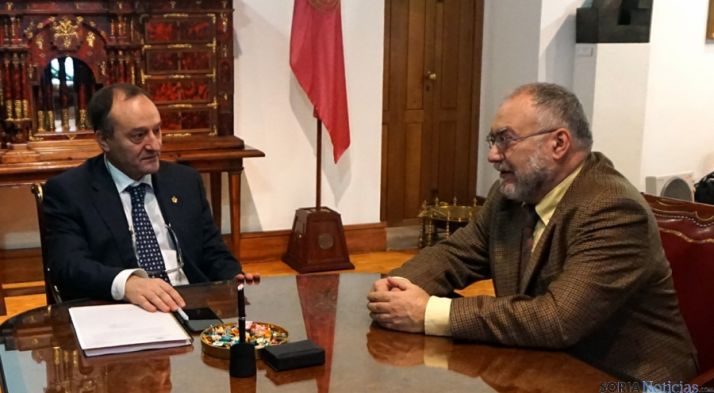 El rector de la UVa Daniel Miguel San José (izda), y el profesor Francisco Burillo.