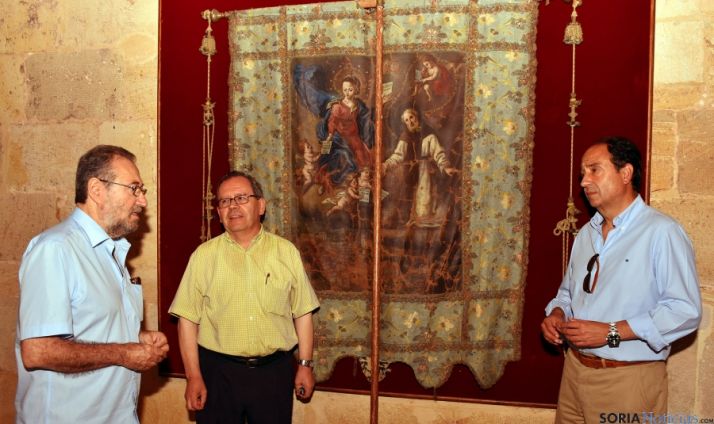 De la Casa (izda.), muñoz y López con el estandarte. / Jta.