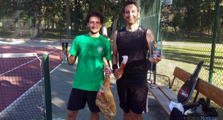Lacárcel (izda.) con Tejedor tras la final.