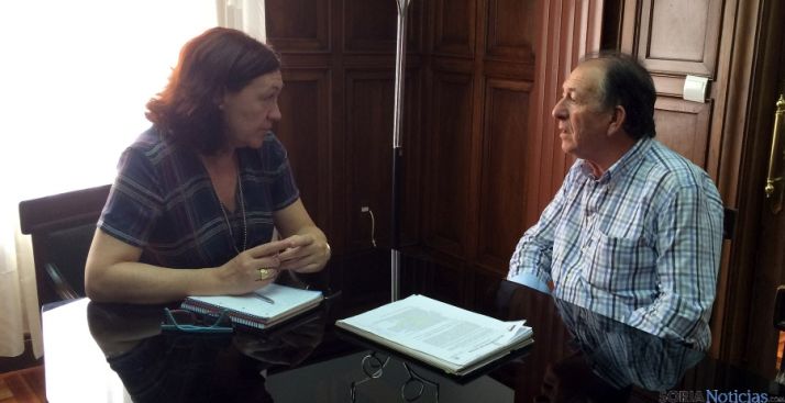 El alclade torrubiano con la subdelegada del gobierno. 