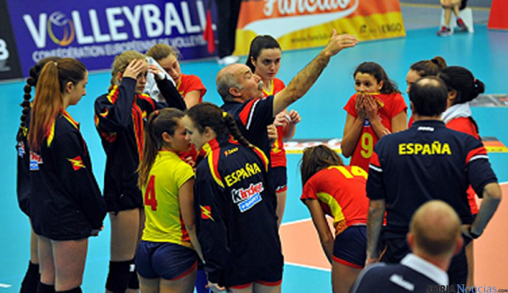 Serrato, dando instrucciones a sus pupilas. 