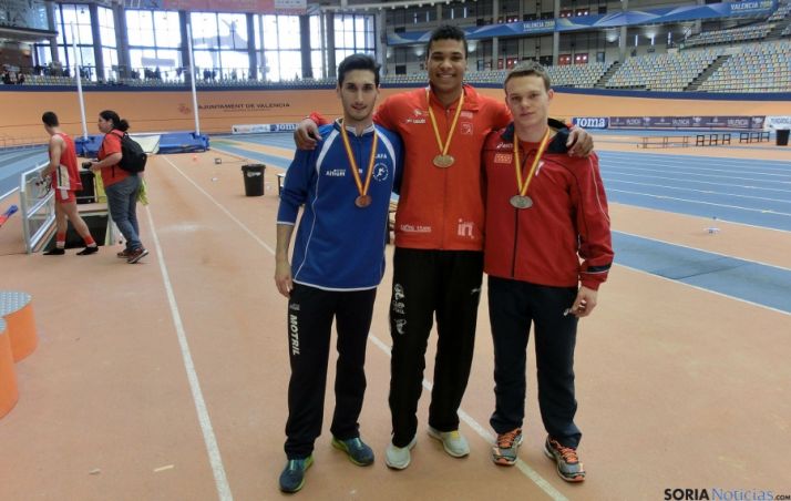 Matantu, (ctro.) con el oro en los últimos campeonatos.