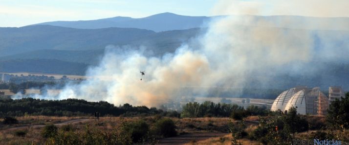 Un helicótero en el centro en las labores de extinción del fuego. / SN