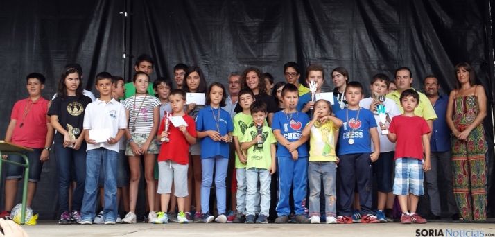 Los ganadores en la foto de familia.