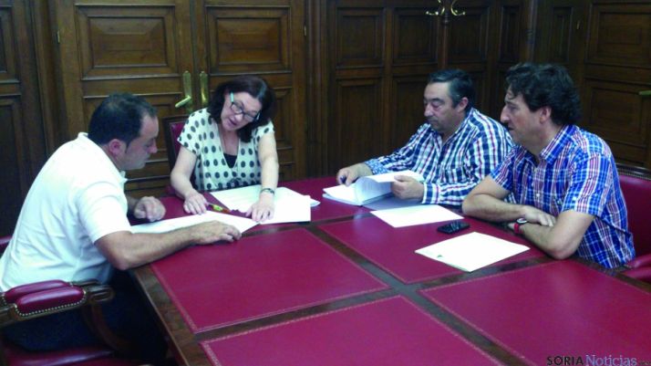 Instante de la reunión mantenida hoy. ASAHA