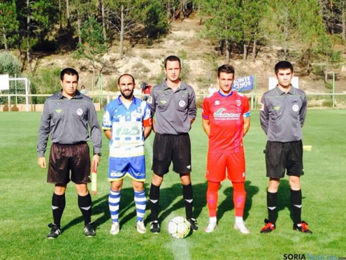 Los capitanes con el trío arbitral
