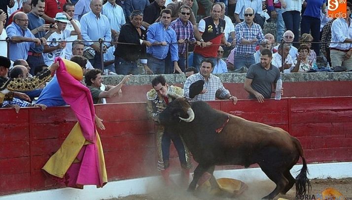 Instante de la grave cornada. / Miguel Corral, salamancartvaldia.es