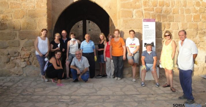 Voluntarios en la limpieza del castillo