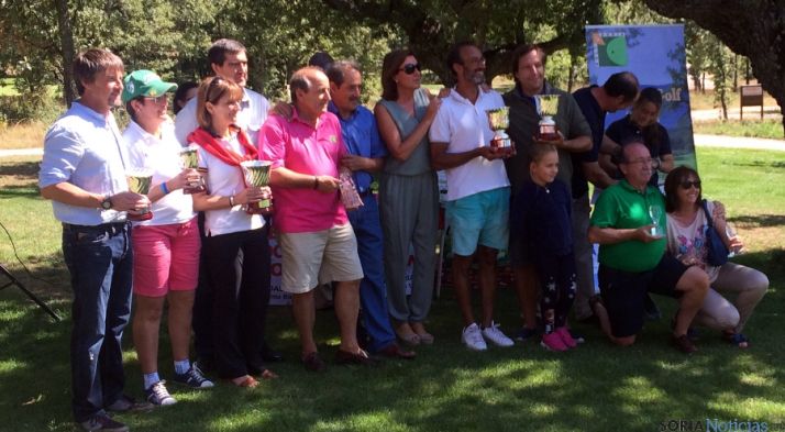 Los ganadores en la foto de familia. 