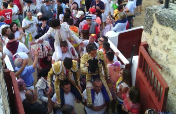 Los tres toreros por la Puerta Grande