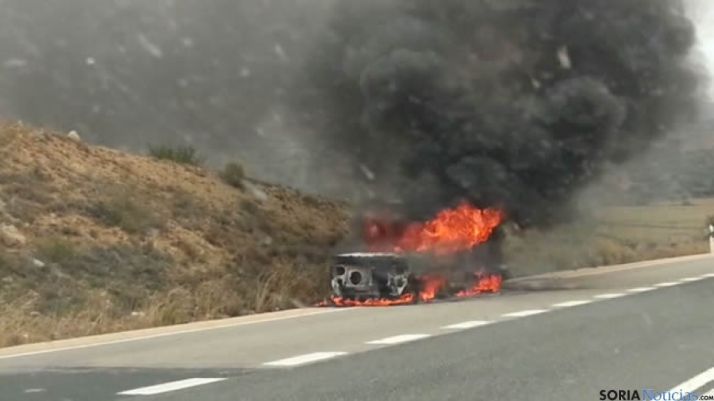 Coche ardiendo en El Madero