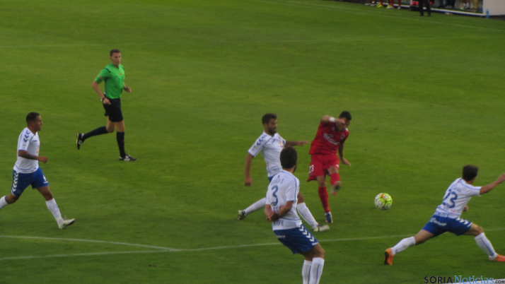 Óscar Díaz, que abrió el marcador, brillo en su debut como numantino. SN
