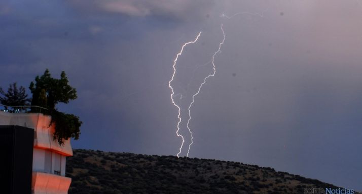 Rayo en la sierra de Santa Ana este verano. / SN