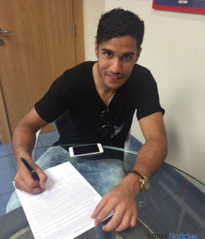 Munir firmando su renovación