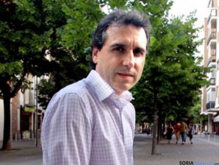 Cultiva tanto poesía y teatro con literatura infantil.