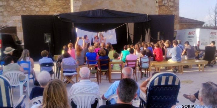 Representación teatral de La Boheme en Fuentetovar