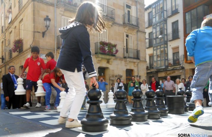 Los niños colocan las piezas en el tablero de ajedrez. / SN
