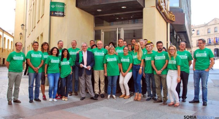 Empleados de la Caja Rural de Soria este miércoles en las oficinas centrales. / SN