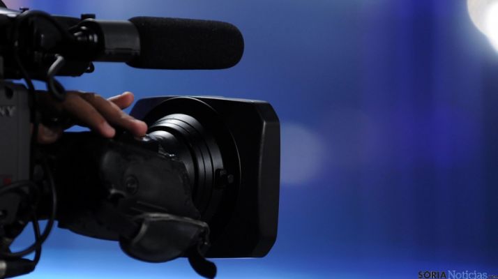 Objetivo de una cámara profesional de vídeo./ huffpost.com 