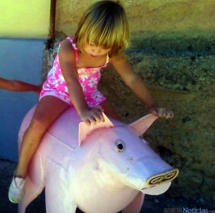 Una niña juega sobre la talla ahora robada.