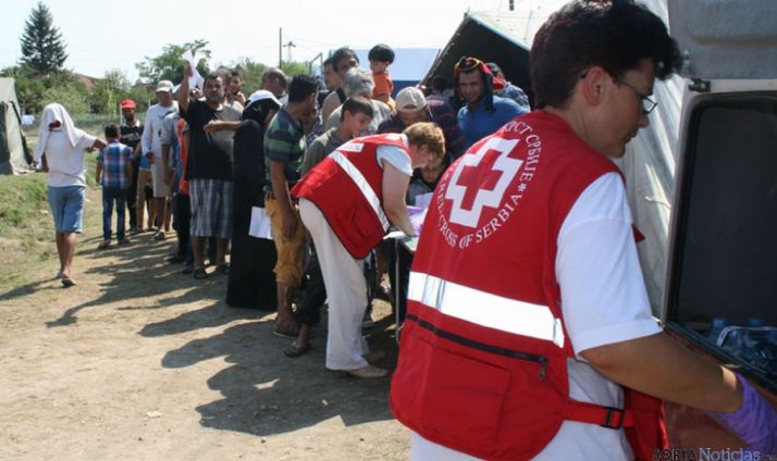 Cruz Roja Serbia en sus labores de acogida. 