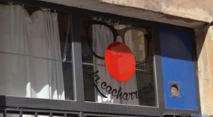 Entrada a la sede de La Cacharerría