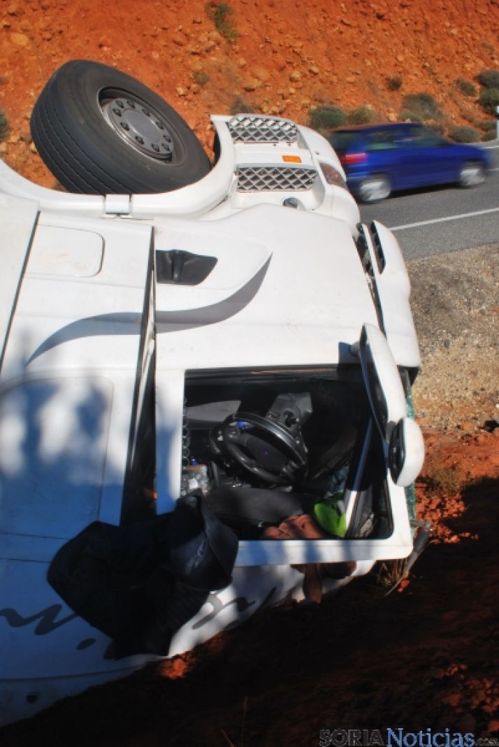 El camión accidentado este lunes. / SN