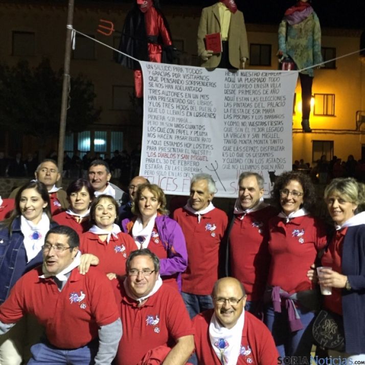 Los quintos del 65, protagonistas en la quema de los diablillos. / SN