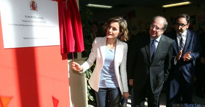 La Reina con el presidente de la Junta y el consejero de Educación. / Jta.