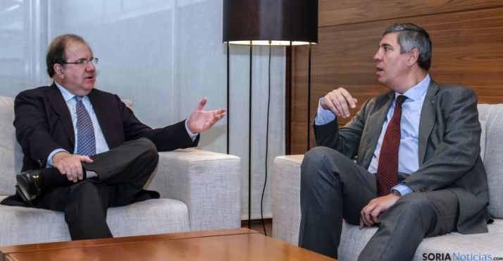 El presidente de la Junta (izda.) con el presidente de la mulinacional en España. / Jta.